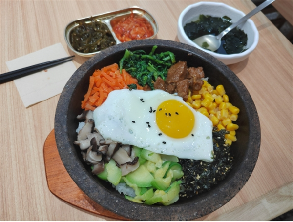 饭米粒石锅拌饭