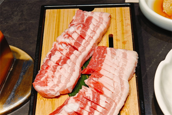 碳在烧烤肉