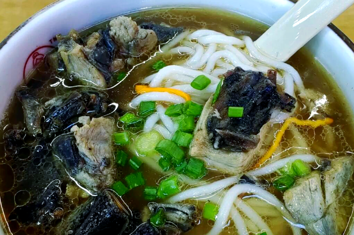 子宸什夹婆乌鸡米线