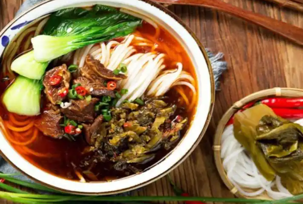 一酸一辣酸菜牛肉粉