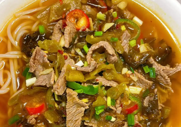 一酸一辣酸菜牛肉粉