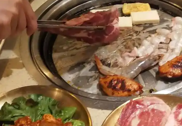 八两米烤肉拌饭