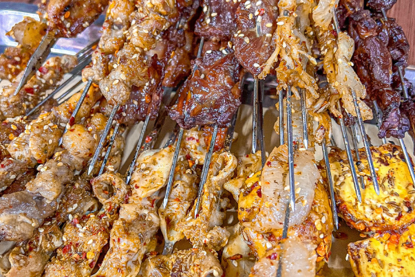 三个蒙古大叔烤羊肉串