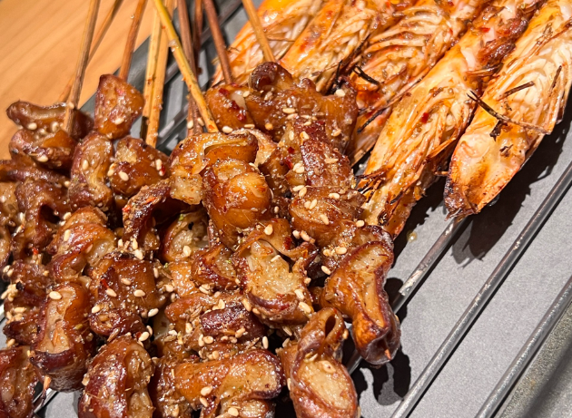 三个蒙古大叔烤羊肉串