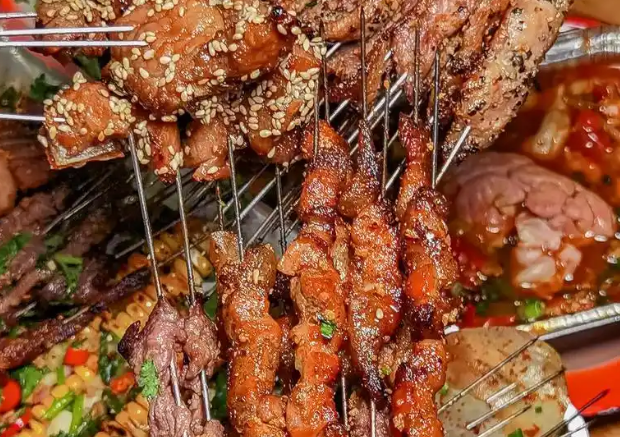 三个蒙古大叔烤羊肉串