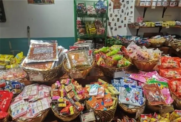 馋嘴女孩休闲食品