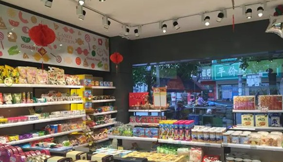 大小爱吃零食
