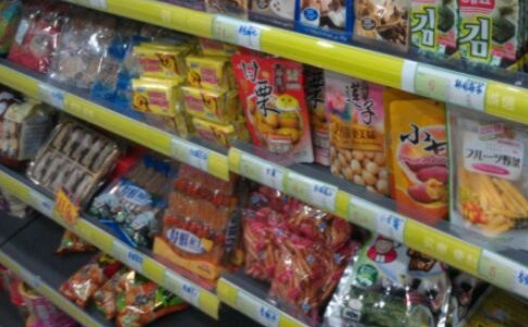 高粱地休闲食品小型店