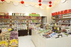 爱上零食屋中型店加盟